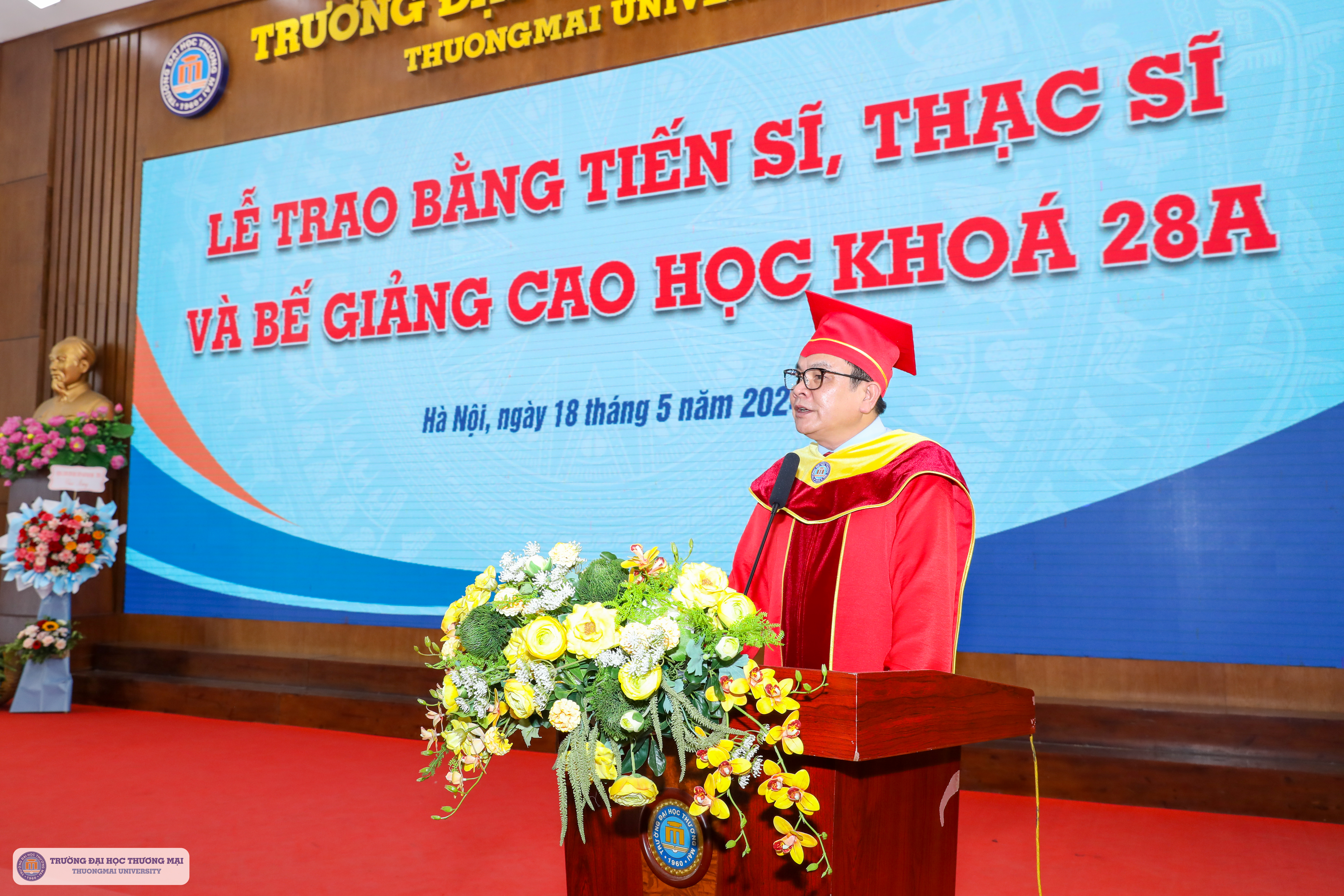 PGS, TS Nguyễn Thu Thủy – Viện trưởng Viện Đào tạo Sau đại học công bố quyết định công nhận học vị và cấp bằng tiến sĩ